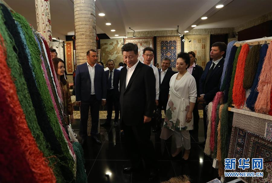 6月21日下午，正在對(duì)烏茲別克斯坦進(jìn)行國(guó)事訪問的國(guó)家主席習(xí)近平在烏茲別克斯坦總理米爾濟(jì)約耶夫陪同下，來到布哈拉古城參觀這座被稱為“絲綢之路活化石”的歷史文化名城。這是習(xí)近平和夫人彭麗媛參觀一家地毯和絲綢作坊。新華社記者蘭紅光攝