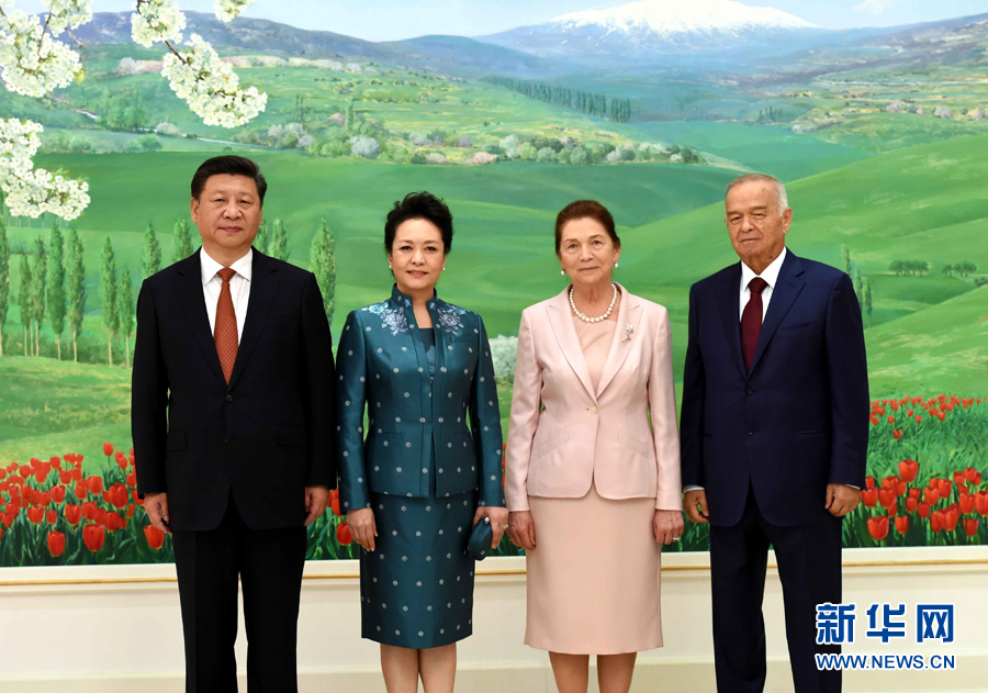 6月22日，國家主席習(xí)近平在塔什干庫克薩萊國賓館同烏茲別克斯坦總統(tǒng)卡里莫夫舉行會談。會談前，習(xí)近平出席卡里莫夫舉行的歡迎儀式。習(xí)近平和夫人彭麗媛受到卡里莫夫和夫人卡里莫娃熱情迎接。新華社記者饒愛民攝
