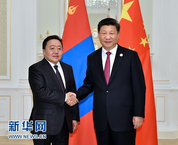 6月23日，國(guó)家主席習(xí)近平在塔什干會(huì)見(jiàn)蒙古國(guó)總統(tǒng)額勒貝格道爾吉。 新華社記者李濤攝