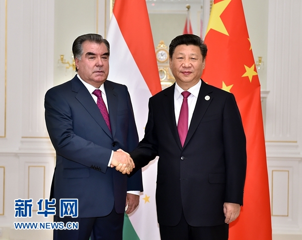 6月23日，國家主席習(xí)近平在塔什干會(huì)見塔吉克斯坦總統(tǒng)拉赫蒙。新華社記者李濤攝