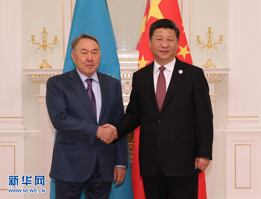  6月24日，國(guó)家主席習(xí)近平在塔什干會(huì)見(jiàn)哈薩克斯坦總統(tǒng)納扎爾巴耶夫。 新華社記者 蘭紅光 攝 