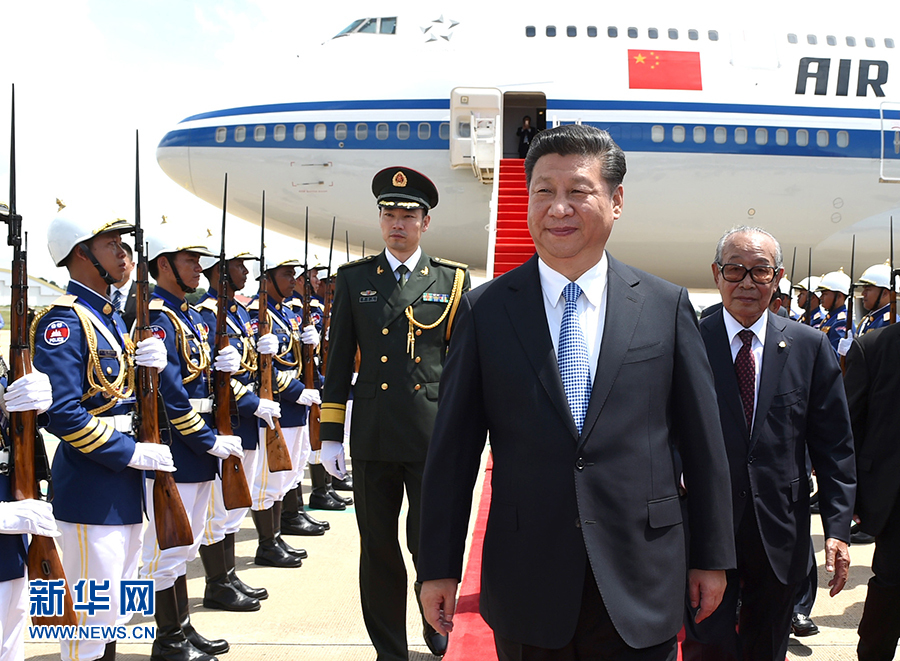 10月13日，國家主席習(xí)近平乘專機(jī)抵達(dá)金邊國際機(jī)場(chǎng)，開始對(duì)柬埔寨王國進(jìn)行國事訪問。柬埔寨副首相兼王宮事務(wù)大臣貢桑奧親王和夏卡朋親王、阿倫公主等在舷梯旁熱情迎接習(xí)近平主席。新華社記者　謝環(huán)馳　攝