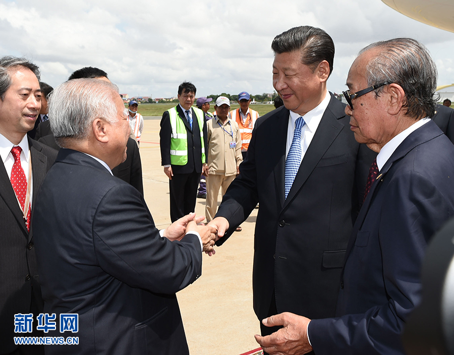 10月13日，國家主席習(xí)近平乘專機(jī)抵達(dá)金邊國際機(jī)場(chǎng)，開始對(duì)柬埔寨王國進(jìn)行國事訪問。柬埔寨副首相兼王宮事務(wù)大臣貢桑奧親王和夏卡朋親王、阿倫公主等在舷梯旁熱情迎接習(xí)近平主席。新華社記者　謝環(huán)馳　攝