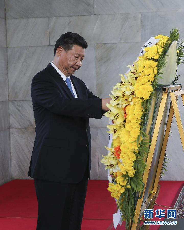 10月13日，國家主席習近平在金邊同柬埔寨首相洪森舉行會談。會談前，習近平向柬埔寨獨立紀念碑獻花圈。 新華社記者丁林攝 