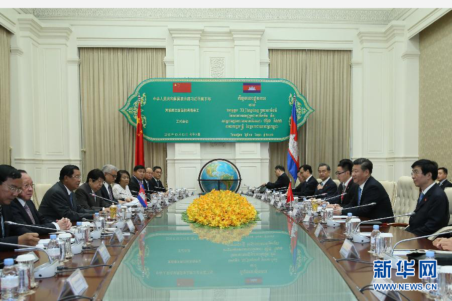 10月13日，國家主席習近平在金邊同柬埔寨首相洪森舉行會談。新華社記者蘭紅光攝 