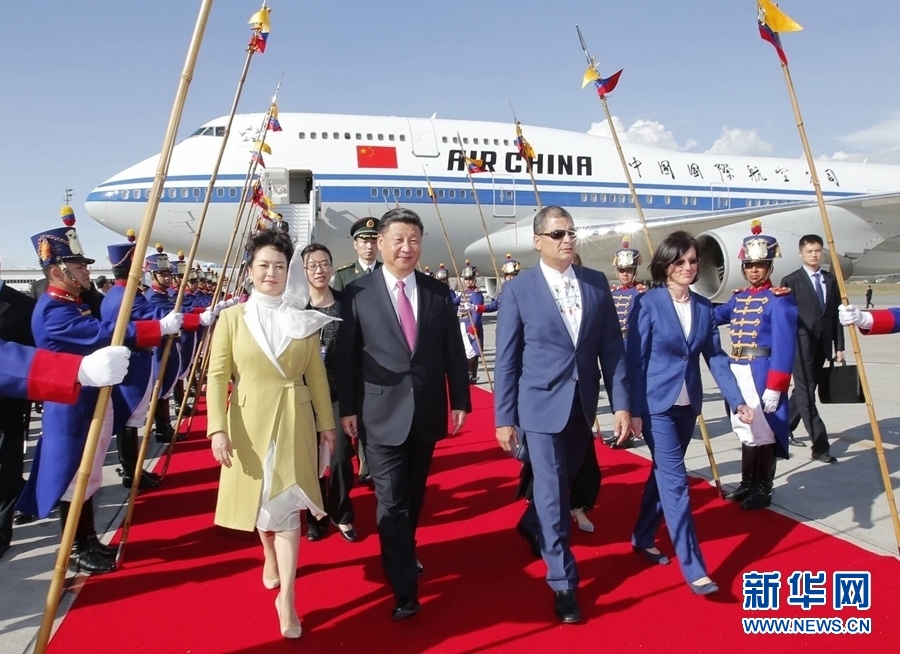 當(dāng)?shù)貢r間11月17日，國家主席習(xí)近平乘專機抵達(dá)基多，開始對厄瓜多爾共和國進(jìn)行國事訪問。厄瓜多爾總統(tǒng)科雷亞和夫人馬勒布等在機場熱情迎接習(xí)近平和夫人彭麗媛。新華社記者 鞠鵬 攝 