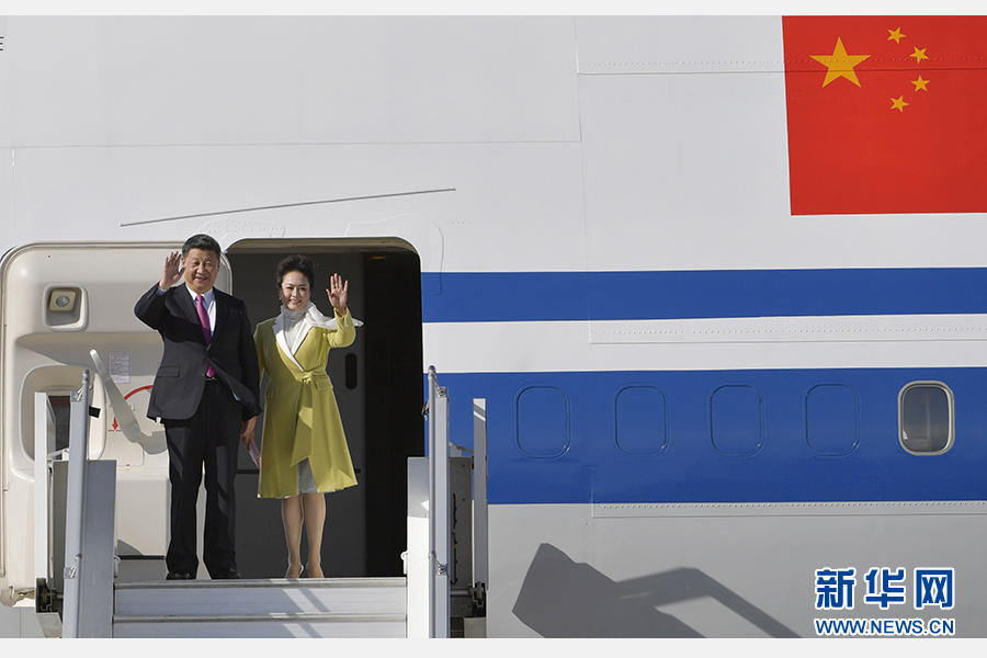 當(dāng)?shù)貢r間11月17日，國家主席習(xí)近平乘專機抵達(dá)基多，開始對厄瓜多爾共和國進(jìn)行國事訪問。這是習(xí)近平與夫人彭麗媛向歡迎人群揮手致意。新華社記者 王曄 攝 