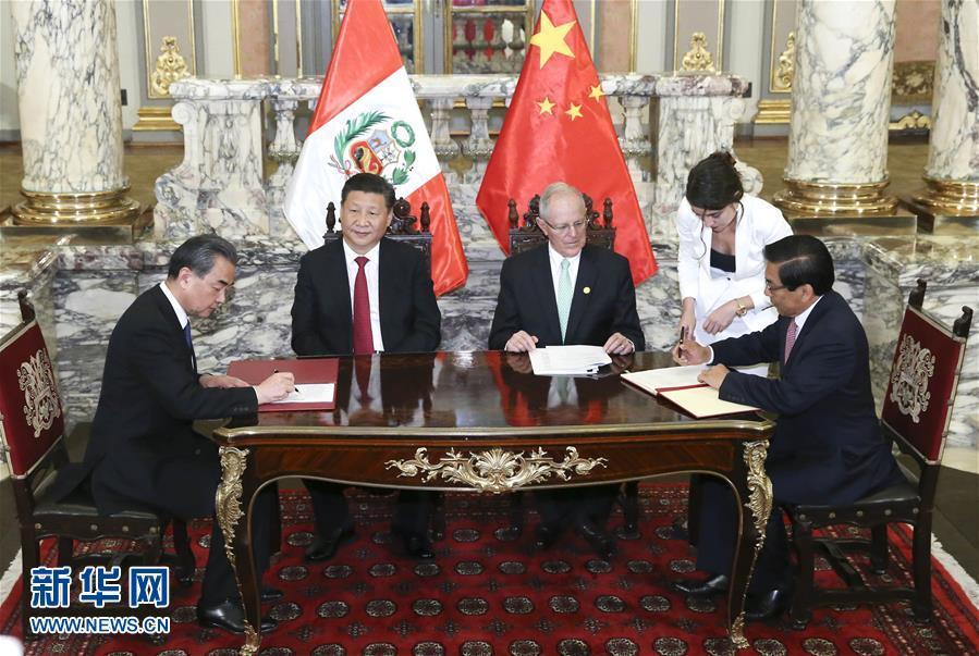 11月21日，國(guó)家主席習(xí)近平在利馬同秘魯總統(tǒng)庫(kù)琴斯基舉行會(huì)談。會(huì)談后，兩國(guó)元首見(jiàn)證《中華人民共和國(guó)政府與秘魯共和國(guó)政府2016年至2021年共同行動(dòng)計(jì)劃》等文件的簽署。新華社記者 龐興雷 攝