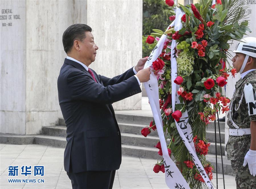 11月21日，國(guó)家主席習(xí)近平在利馬同秘魯總統(tǒng)庫(kù)琴斯基舉行會(huì)談。會(huì)談前，在庫(kù)琴斯基夫婦陪同下，習(xí)近平和彭麗媛向秘魯獨(dú)立先驅(qū)紀(jì)念碑敬獻(xiàn)花圈。新華社記者 丁林 攝