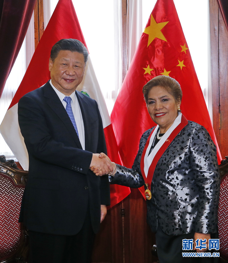 11月21日，國(guó)家主席習(xí)近平在利馬會(huì)見(jiàn)秘魯國(guó)會(huì)主席薩爾加多。新華社記者 鞠鵬 攝