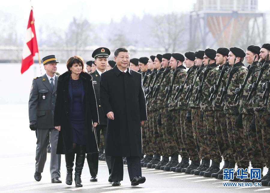 1月15日，國家主席習(xí)近平乘專機(jī)抵達(dá)蘇黎世，開始對瑞士聯(lián)邦進(jìn)行國事訪問。 這是習(xí)近平在瑞士聯(lián)邦主席洛伊特哈德陪同下檢閱儀仗隊。新華社記者 蘭紅光 攝