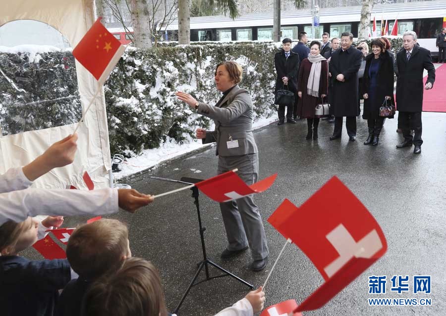 這是習近平和夫人彭麗媛在伯爾尼克爾薩茨火車站觀看瑞士童聲合唱團表演。 新華社記者 蘭紅光 攝