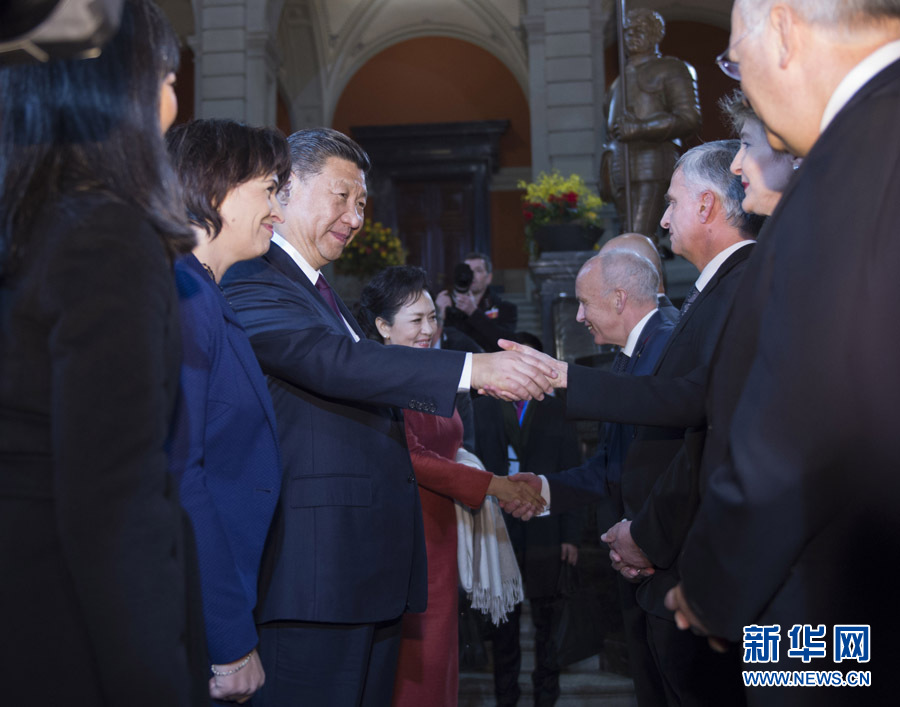 1月15日，國(guó)家主席習(xí)近平在伯爾尼出席瑞士聯(lián)邦委員會(huì)全體委員集體舉行的迎接儀式并致辭。 新華社記者 謝環(huán)馳 攝