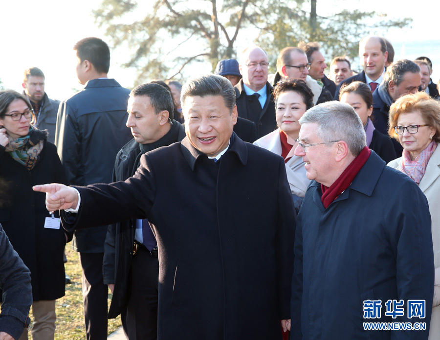 1月18日，國(guó)家主席習(xí)近平在瑞士洛桑國(guó)際奧林匹克博物館會(huì)見國(guó)際奧林匹克委員會(huì)主席巴赫。這是會(huì)見后，習(xí)近平和夫人彭麗媛在巴赫主席夫婦陪同下，參觀國(guó)際奧林匹克博物館。新華社記者 姚大偉 攝