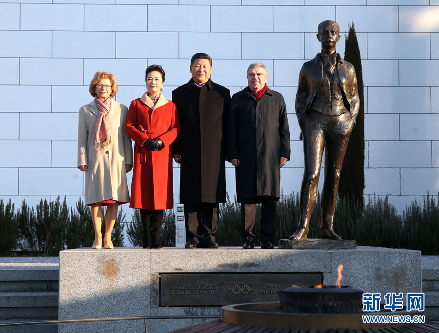 1月18日，國(guó)家主席習(xí)近平在瑞士洛桑國(guó)際奧林匹克博物館會(huì)見國(guó)際奧林匹克委員會(huì)主席巴赫。這是習(xí)近平和夫人彭麗媛與巴赫夫婦在現(xiàn)代奧林匹克運(yùn)動(dòng)發(fā)起人顧拜旦雕像前合影。新華社記者 姚大偉 攝