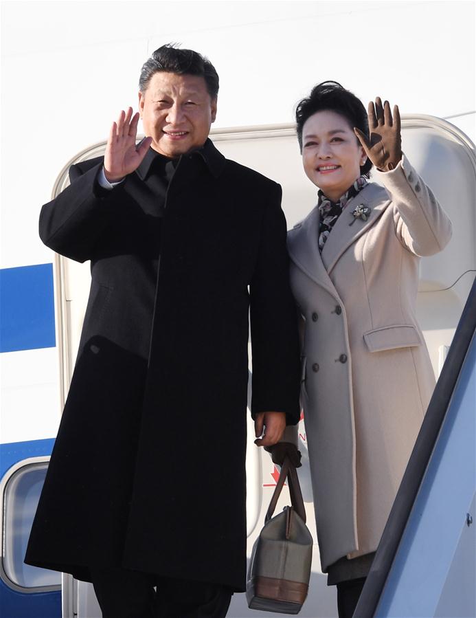 4月4日，國家主席習(xí)近平乘專機(jī)抵達(dá)赫爾辛基，開始對(duì)芬蘭共和國進(jìn)行國事訪問。這是習(xí)近平和夫人彭麗媛步出艙門。 新華社記者 饒愛民 攝 