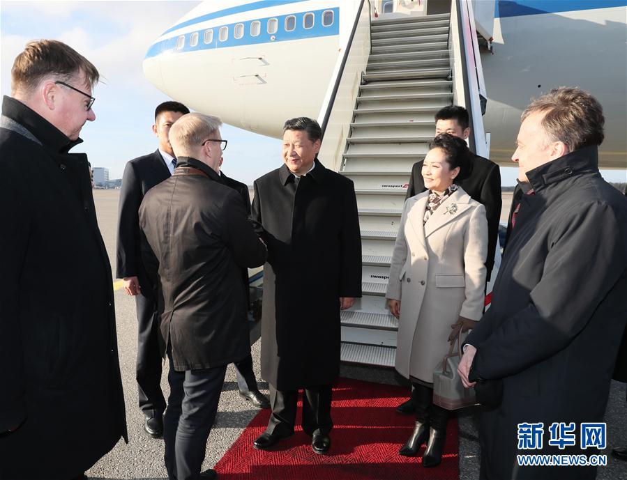 4月4日，國家主席習(xí)近平乘專機(jī)抵達(dá)赫爾辛基，開始對(duì)芬蘭共和國進(jìn)行國事訪問。這是芬蘭政府代表、農(nóng)業(yè)與環(huán)境部長蒂利凱寧等在舷梯旁熱情迎接習(xí)近平和夫人彭麗媛。新華社記者 蘭紅光 攝 