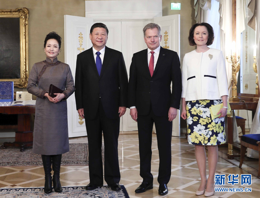 4月5日，國(guó)家主席習(xí)近平在赫爾辛基同芬蘭總統(tǒng)尼尼斯托舉行會(huì)談。會(huì)談前，習(xí)近平出席尼尼斯托在總統(tǒng)府庭院舉行的隆重歡迎儀式。這是歡迎儀式后，習(xí)近平和夫人彭麗媛同尼尼斯托和夫人豪吉?dú)W合影留念。新華社記者 蘭紅光 攝