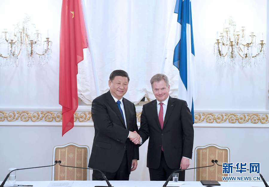 4月5日，國(guó)家主席習(xí)近平在赫爾辛基同芬蘭總統(tǒng)尼尼斯托舉行會(huì)談。這是會(huì)談后，兩國(guó)元首共同會(huì)見(jiàn)記者。 新華社記者 張鐸 攝 