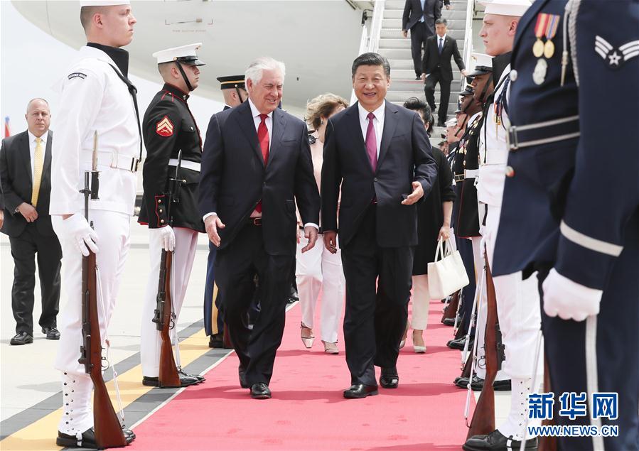 4月6日，國(guó)家主席習(xí)近平乘專機(jī)抵達(dá)美國(guó)佛羅里達(dá)州，將在海湖莊園同美國(guó)總統(tǒng)特朗普舉行中美元首會(huì)晤。習(xí)近平和夫人彭麗媛受到美國(guó)國(guó)務(wù)卿蒂勒森夫婦等熱情迎接。新華社記者 蘭紅光 攝 
