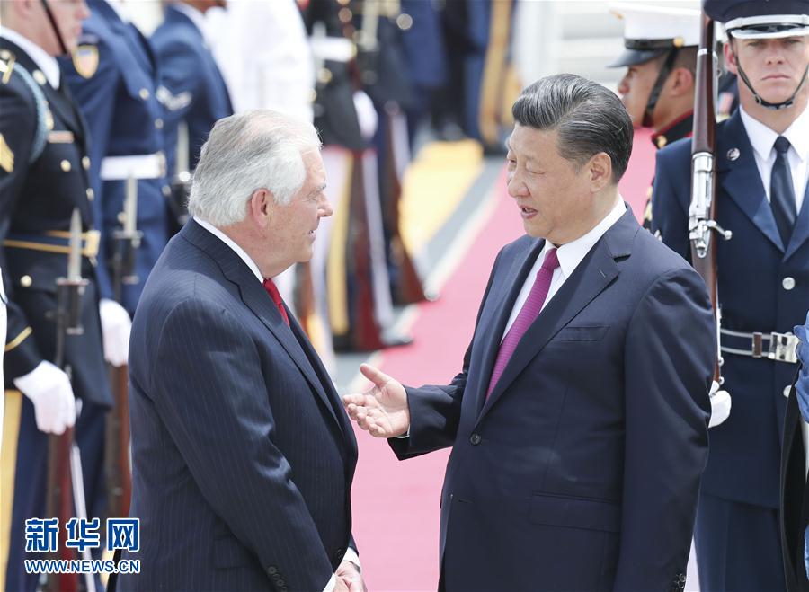 4月6日，國(guó)家主席習(xí)近平乘專機(jī)抵達(dá)美國(guó)佛羅里達(dá)州，將在海湖莊園同美國(guó)總統(tǒng)特朗普舉行中美元首會(huì)晤。習(xí)近平和夫人彭麗媛受到美國(guó)國(guó)務(wù)卿蒂勒森夫婦等熱情迎接。新華社記者 丁林 攝 