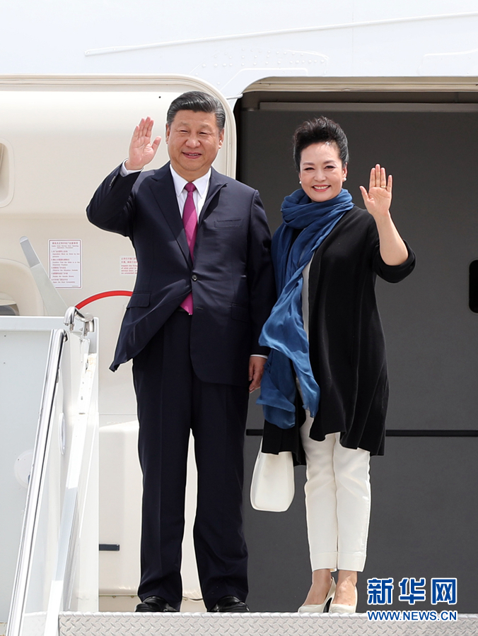 4月6日，國(guó)家主席習(xí)近平乘專機(jī)抵達(dá)美國(guó)佛羅里達(dá)州，將在海湖莊園同美國(guó)總統(tǒng)特朗普舉行中美元首會(huì)晤。這是習(xí)近平和夫人彭麗媛步出機(jī)艙。新華社記者 劉衛(wèi)兵 攝 