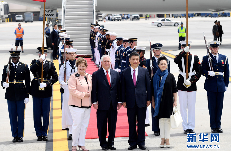 4月6日，國(guó)家主席習(xí)近平乘專機(jī)抵達(dá)美國(guó)佛羅里達(dá)州，將在海湖莊園同美國(guó)總統(tǒng)特朗普舉行中美元首會(huì)晤。習(xí)近平和夫人彭麗媛受到美國(guó)國(guó)務(wù)卿蒂勒森夫婦等熱情迎接。新華社記者 吳曉凌 攝