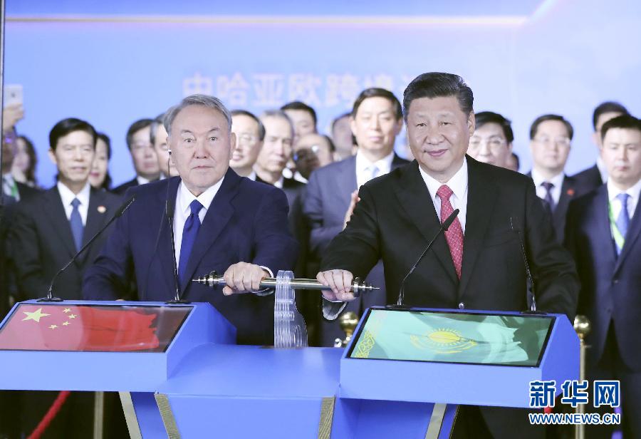 6月8日，正在哈薩克斯坦訪問(wèn)的國(guó)家主席習(xí)近平在哈薩克斯坦總統(tǒng)納扎爾巴耶夫陪同下，參觀阿斯塔納專項(xiàng)世博會(huì)中國(guó)國(guó)家館，并共同出席中哈亞歐跨境運(yùn)輸視頻連線儀式。這是在中國(guó)國(guó)家館舉行的中哈亞歐跨境運(yùn)輸視頻連線儀式上，兩國(guó)元首共同推動(dòng)操控桿，視頻顯示中哈連云港物流合作基地和“霍爾果斯－東大門”經(jīng)濟(jì)特區(qū)無(wú)水港兩個(gè)分會(huì)場(chǎng)四列火車?guó)Q笛開行。新華社記者 丁林 攝