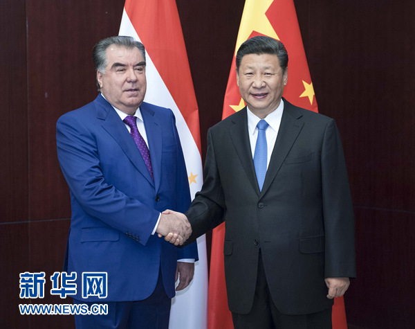 6月9日，國家主席習(xí)近平在阿斯塔納會見塔吉克斯坦總統(tǒng)拉赫蒙。新華社記者 李濤 攝