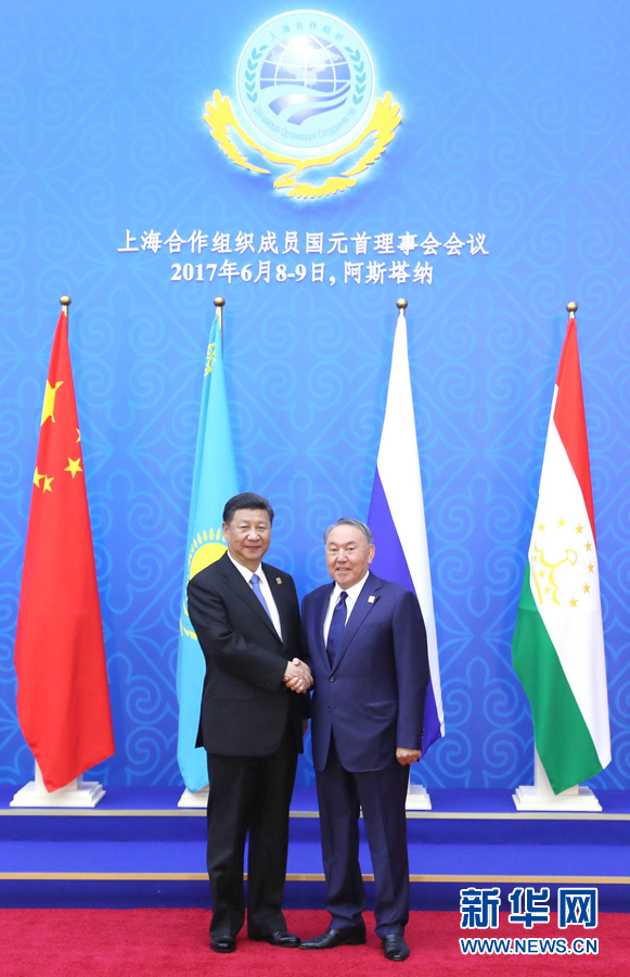 6月9日，國(guó)家主席習(xí)近平在哈薩克斯坦首都阿斯塔納出席上海合作組織成員國(guó)元首理事會(huì)第十七次會(huì)議并發(fā)表重要講話。這是習(xí)近平出席會(huì)議時(shí)，受到哈薩克斯坦總統(tǒng)納扎爾巴耶夫的熱情迎接。新華社記者 馬占成 攝