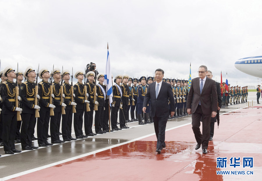 7月3日，國(guó)家主席習(xí)近平乘專機(jī)抵達(dá)莫斯科，開始對(duì)俄羅斯聯(lián)邦進(jìn)行國(guó)事訪問。這是習(xí)近平出席機(jī)場(chǎng)歡迎儀式。 新華社記者 李學(xué)仁 攝