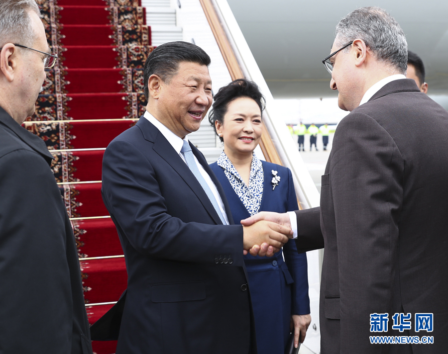 7月3日，國(guó)家主席習(xí)近平乘專機(jī)抵達(dá)莫斯科，開始對(duì)俄羅斯聯(lián)邦進(jìn)行國(guó)事訪問。這是習(xí)近平和夫人彭麗媛受到俄羅斯政府高級(jí)官員熱情迎接。新華社記者 謝環(huán)馳 攝 