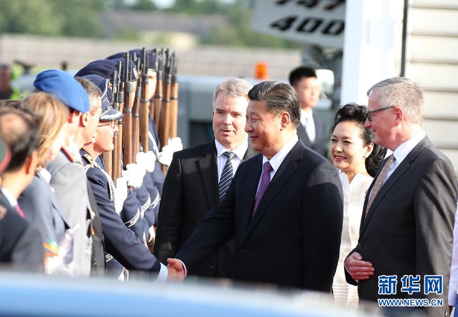 7月4日，國(guó)家主席習(xí)近平乘專機(jī)抵達(dá)柏林，開始對(duì)德意志聯(lián)邦共和國(guó)進(jìn)行國(guó)事訪問(wèn)。德國(guó)政府高級(jí)官員在舷梯旁迎接習(xí)近平和夫人彭麗媛。新華社記者 姚大偉 攝