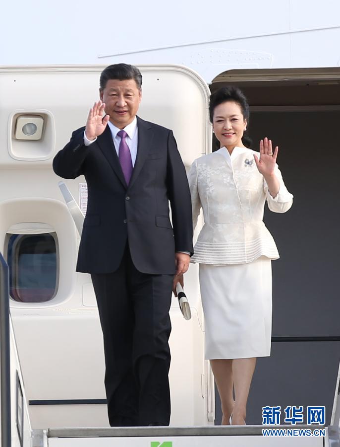 7月4日，國(guó)家主席習(xí)近平乘專機(jī)抵達(dá)柏林，開始對(duì)德意志聯(lián)邦共和國(guó)進(jìn)行國(guó)事訪問(wèn)。這是習(xí)近平和夫人彭麗媛步出艙門。 新華社記者 姚大偉 攝