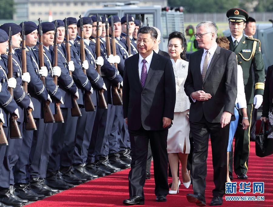 7月4日，國(guó)家主席習(xí)近平乘專機(jī)抵達(dá)柏林，開始對(duì)德意志聯(lián)邦共和國(guó)進(jìn)行國(guó)事訪問(wèn)。德國(guó)政府高級(jí)官員在舷梯旁迎接習(xí)近平和夫人彭麗媛。新華社記者 王曄 攝