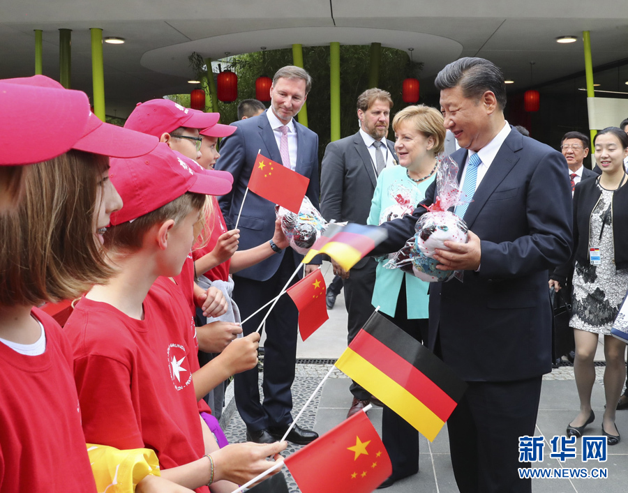 7月5日，國(guó)家主席習(xí)近平同德國(guó)總理默克爾共同出席柏林動(dòng)物園大熊貓館開(kāi)館儀式。這是習(xí)近平向現(xiàn)場(chǎng)的孩子們贈(zèng)送大熊貓毛絨玩具。 新華社記者謝環(huán)馳 攝