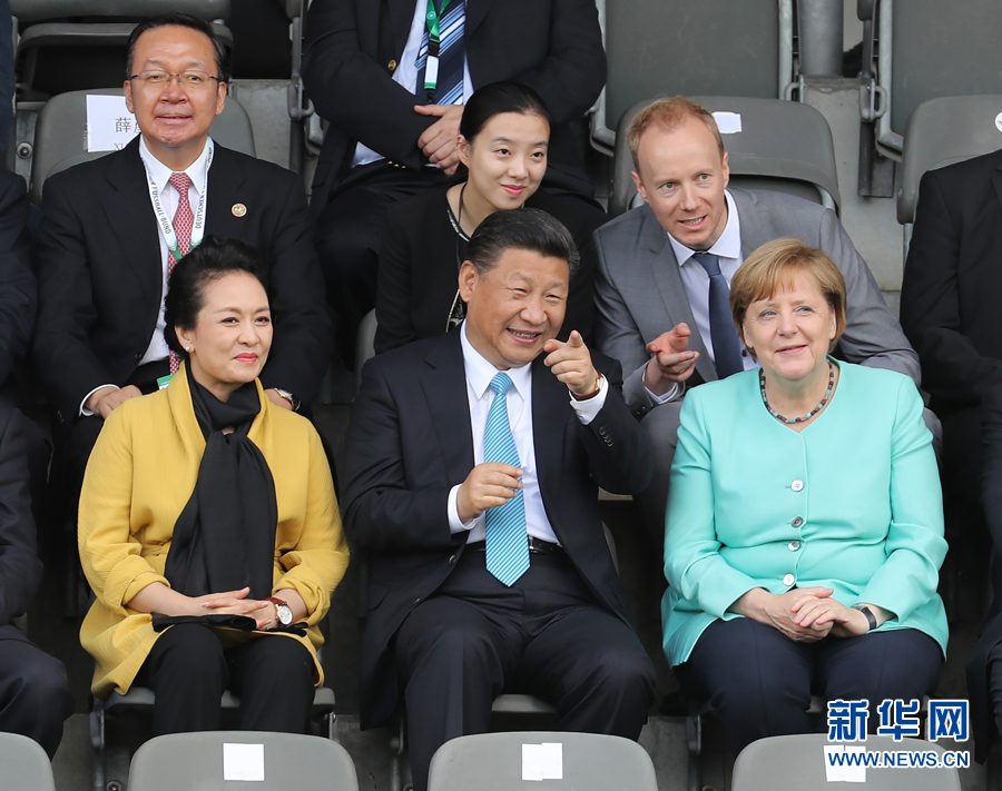 7月5日，國家主席習(xí)近平在柏林同德國總理默克爾共同觀看中德青少年足球友誼賽。這是習(xí)近平和夫人彭麗媛同默克爾在看臺上。 新華社記者 王曄攝